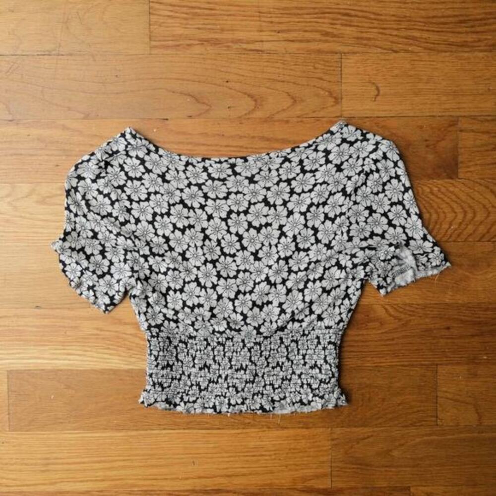 Urban Outfitters Floral Faux Button Black Stone Smocked Top Women's‎ Size XS - Picture 7 of 7